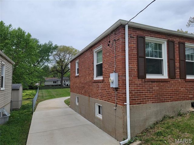 225 S Barat Avenue, Ferguson, MO 63135