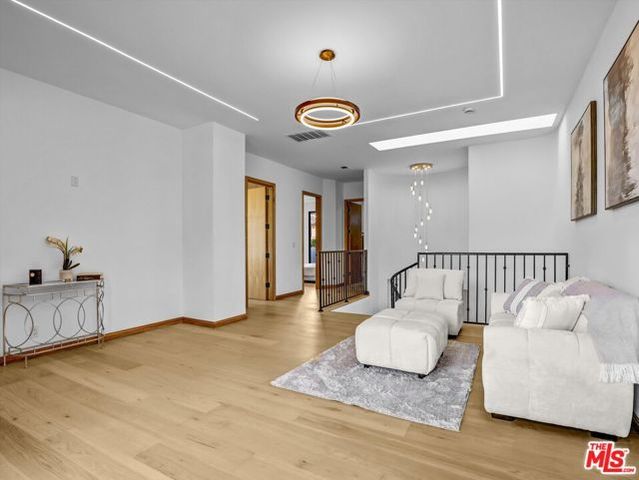 3943 Wade Street, Los Angeles, CA 90066