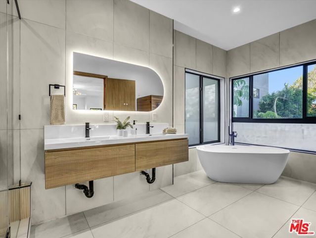 3943 Wade Street, Los Angeles, CA 90066