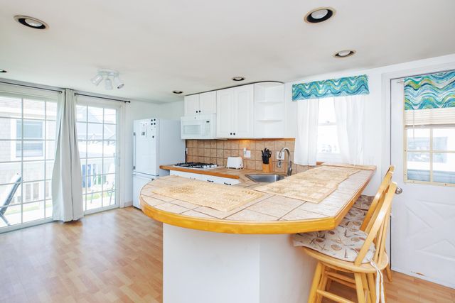 21 Fuller Acres Apt 4, Hampton, NH 03842