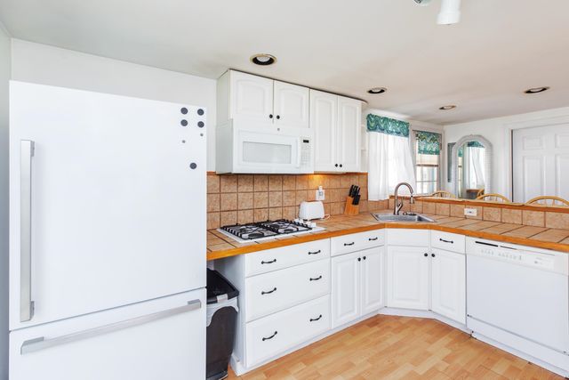 21 Fuller Acres Apt 4, Hampton, NH 03842
