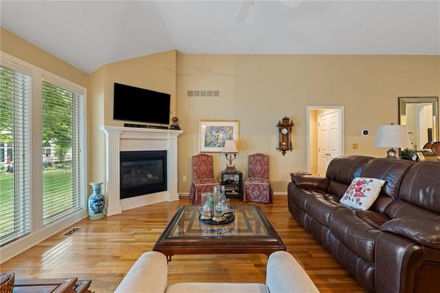 708 W 131st Place, Kansas City, MO 64145