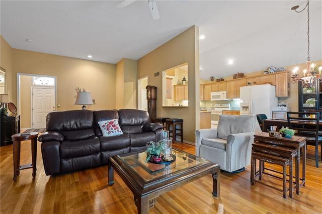 708 W 131st Place, Kansas City, MO 64145