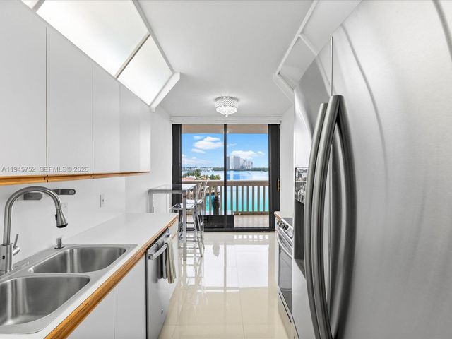 1000 W Island Blvd 612, Aventura, FL 33160