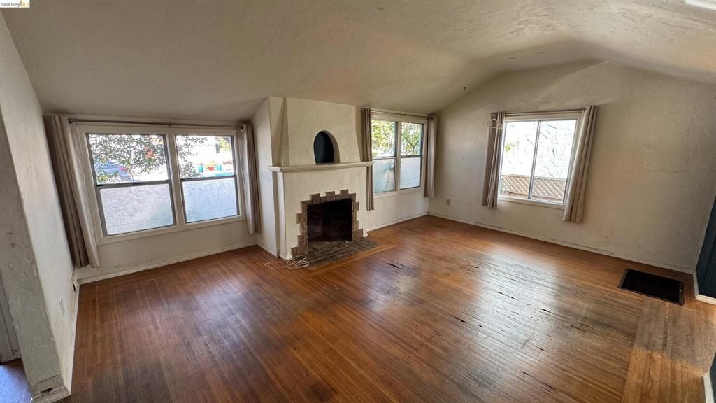 Image 10 of property listing at 1266 Washington Ave, Albany, CA 94706