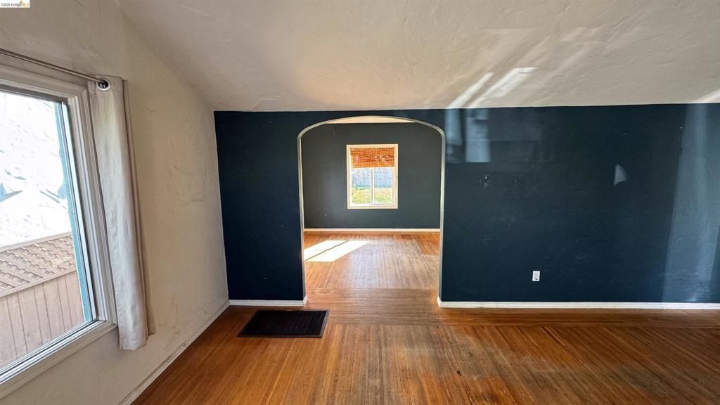 Image 13 of property listing at 1266 Washington Ave, Albany, CA 94706