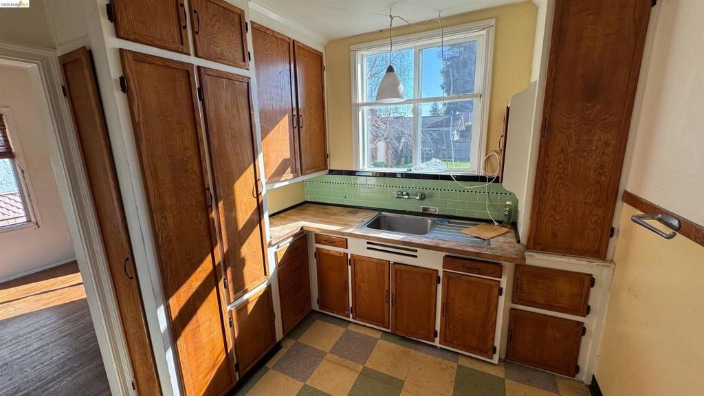 Image 20 of property listing at 1266 Washington Ave, Albany, CA 94706