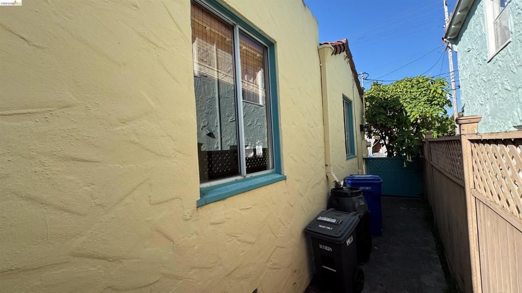 Image 4 of property listing at 1266 Washington Ave, Albany, CA 94706