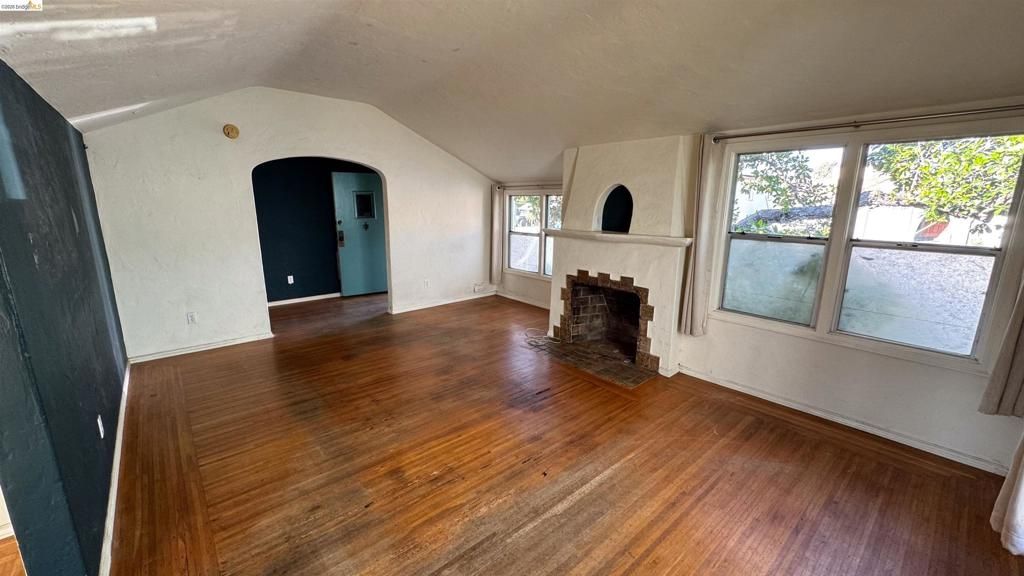 Image 9 of property listing at 1266 Washington Ave, Albany, CA 94706