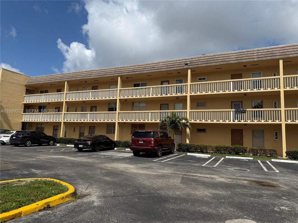 5851 NW 62nd Ave 305, Tamarac, FL 33319