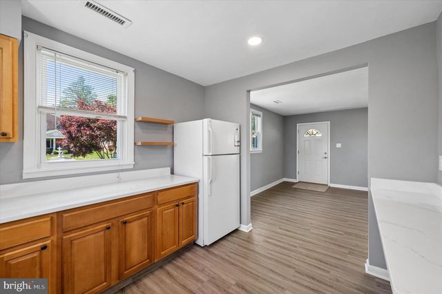 2211 DICKENS LN, Broomall, PA 19008