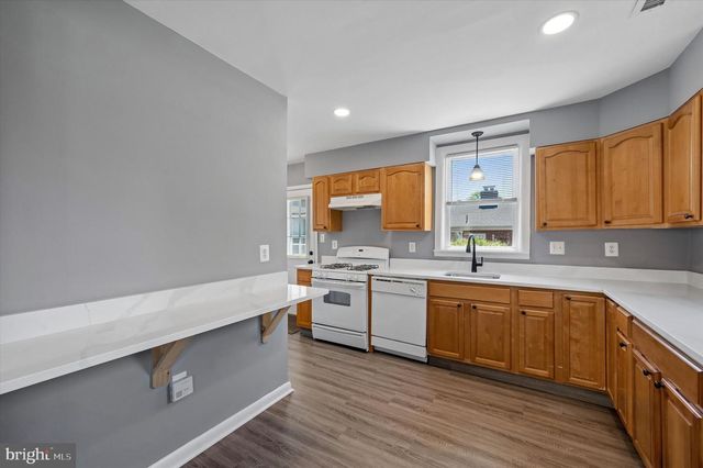 2211 DICKENS LN, Broomall, PA 19008