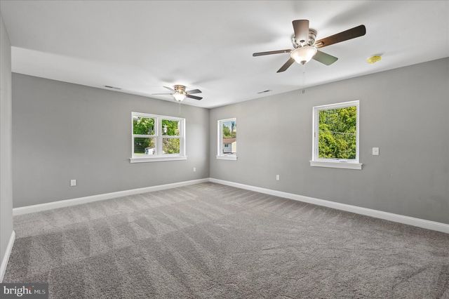 2211 DICKENS LN, Broomall, PA 19008