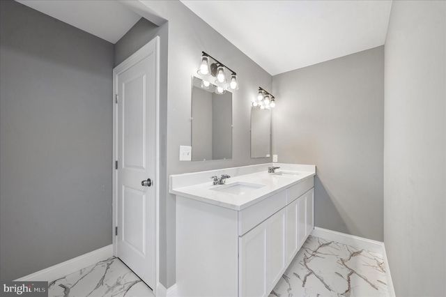 2211 DICKENS LN, Broomall, PA 19008
