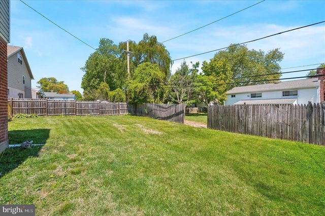 2211 DICKENS LN, Broomall, PA 19008