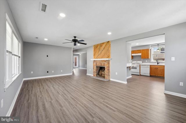 2211 DICKENS LN, Broomall, PA 19008