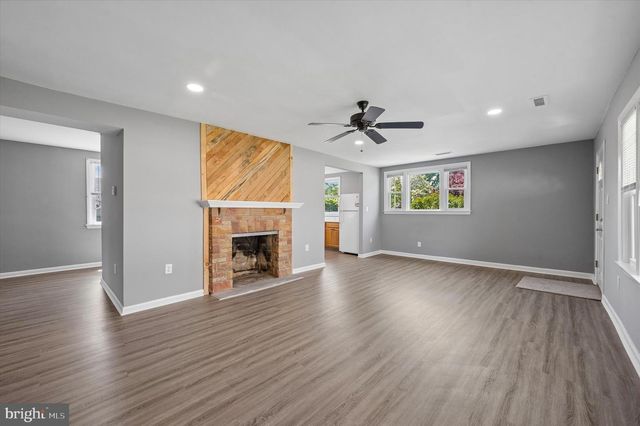 2211 DICKENS LN, Broomall, PA 19008