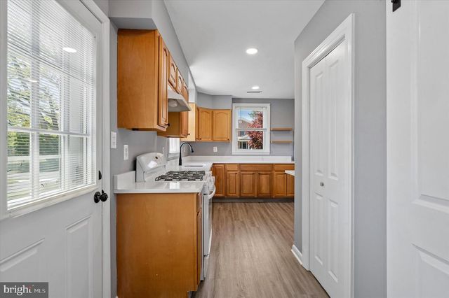 2211 DICKENS LN, Broomall, PA 19008
