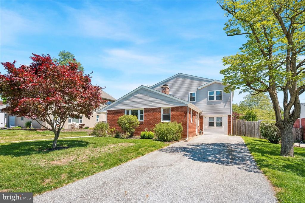 2211 DICKENS LN, Broomall, PA 19008