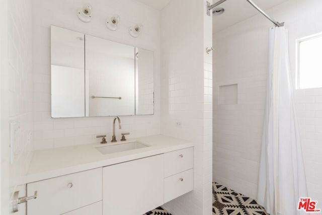 2042 Sanborn Avenue, Los Angeles, CA 90027