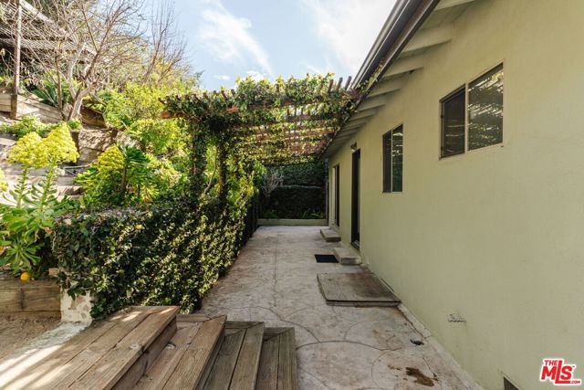 2042 Sanborn Avenue, Los Angeles, CA 90027