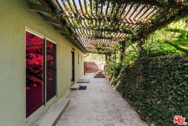 2042 Sanborn Avenue, Los Angeles, CA 90027