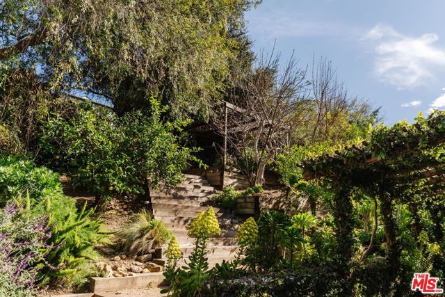 2042 Sanborn Avenue, Los Angeles, CA 90027