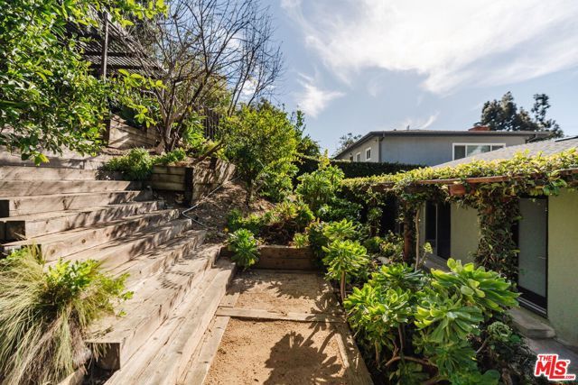 2042 Sanborn Avenue, Los Angeles, CA 90027