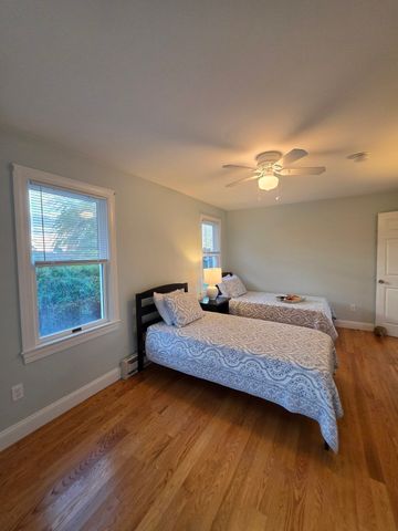 7 Arnold Ave, Plymouth, MA 02360