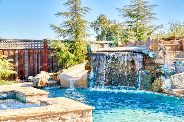 1842 E Palm Tree Ln, Manteca, CA 95336