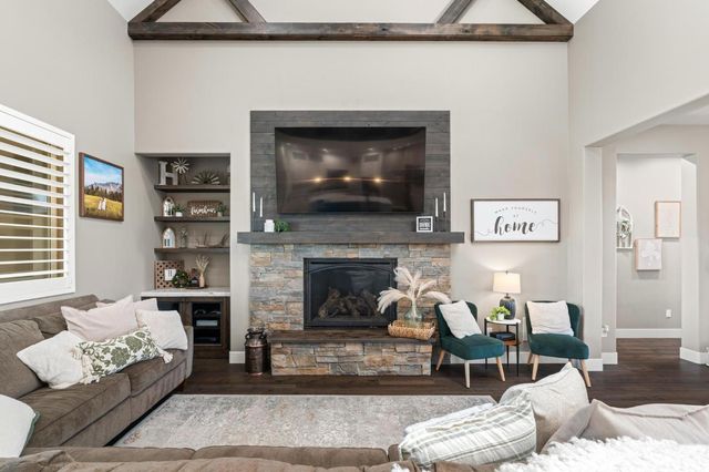 1842 E Palm Tree Ln, Manteca, CA 95336