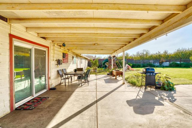 1842 E Palm Tree Ln, Manteca, CA 95336