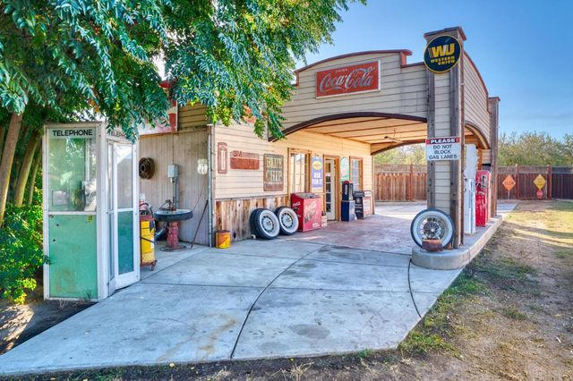 1842 E Palm Tree Ln, Manteca, CA 95336