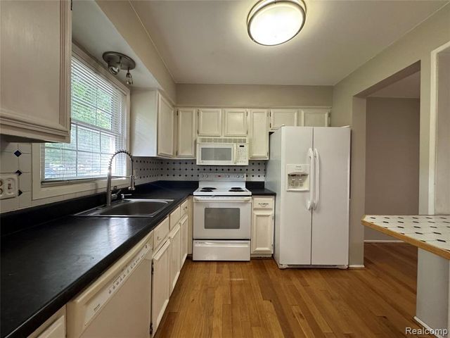 1775 Brentwood Drive, Troy, MI 48098
