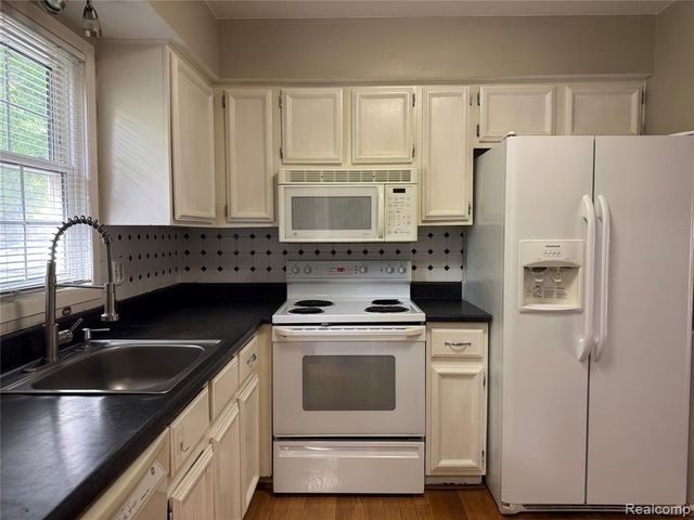 1775 Brentwood Drive, Troy, MI 48098