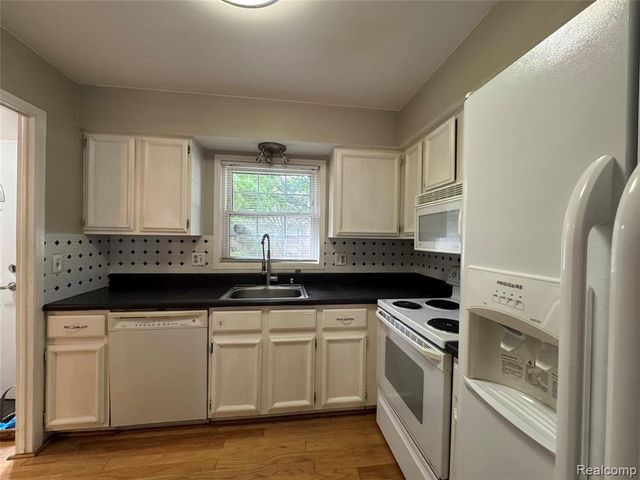 1775 Brentwood Drive, Troy, MI 48098