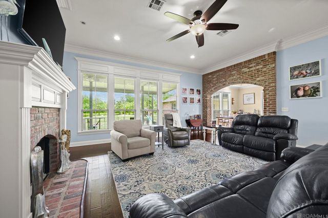 34375 Quarter Horse Ln, Walker, LA 70785