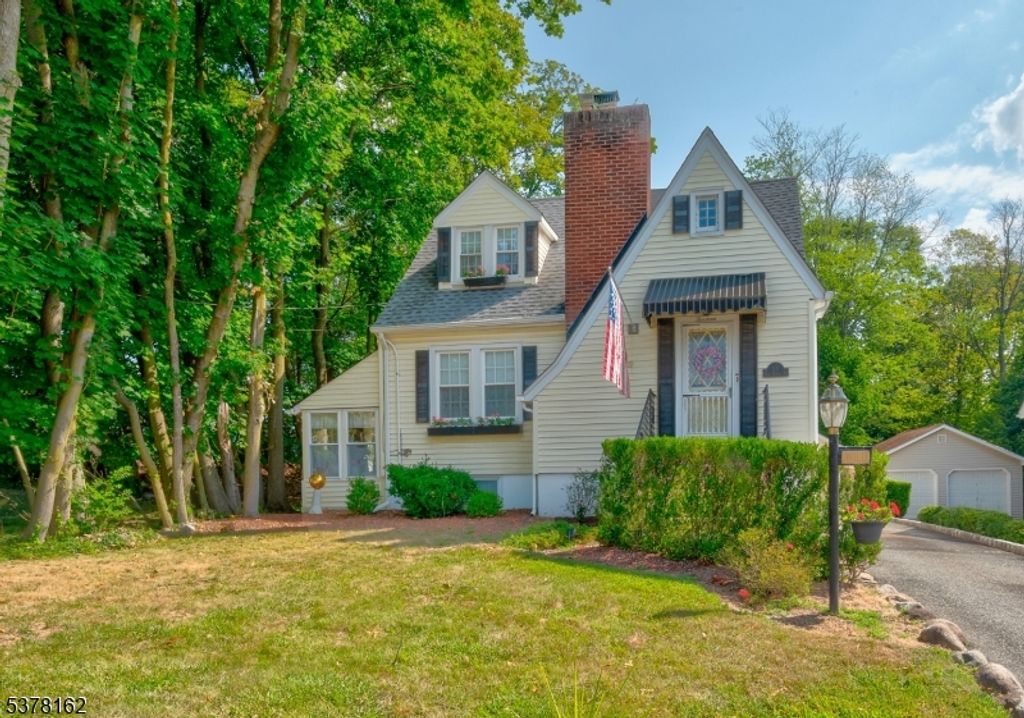 13 E Harrison Pl, Livingston Twp., NJ 07039