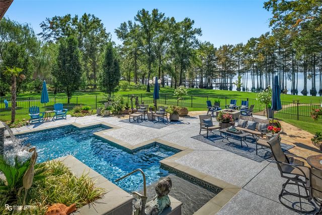 2002 N Cross Drive, Shreveport, LA 71107