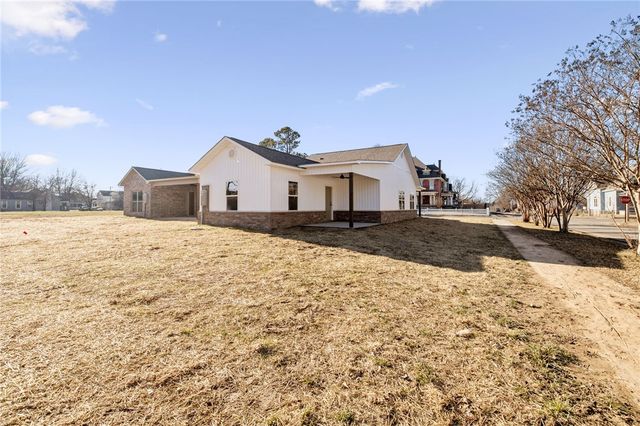 920 N 13th, Fort Smith, AR 72901
