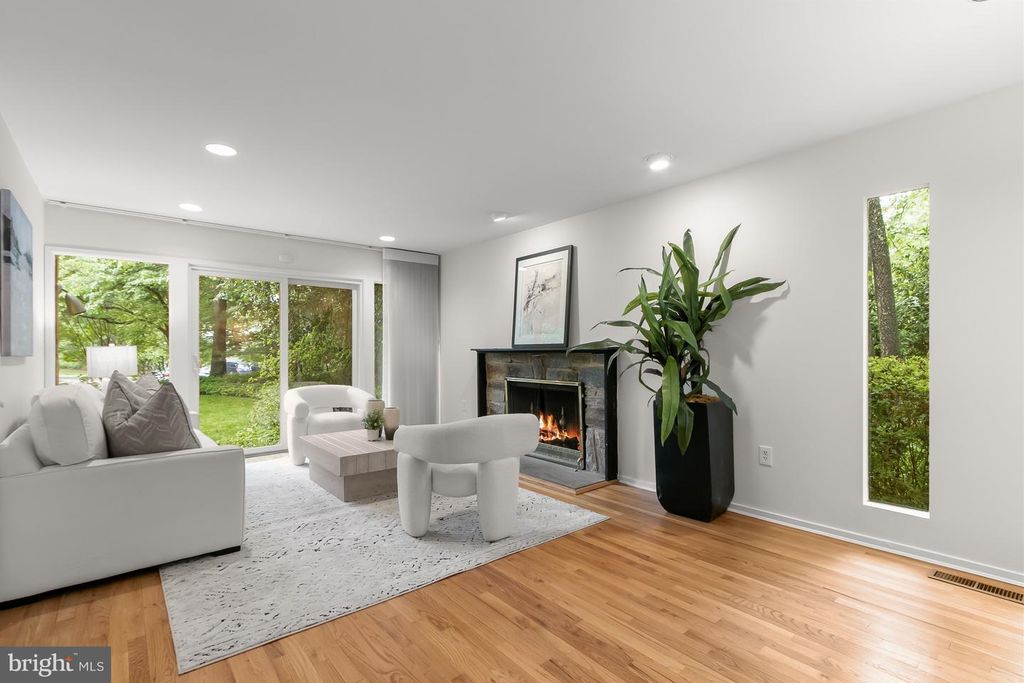 Image 15 of property listing at 11404 GRUNDY CT, Potomac, MD 20854