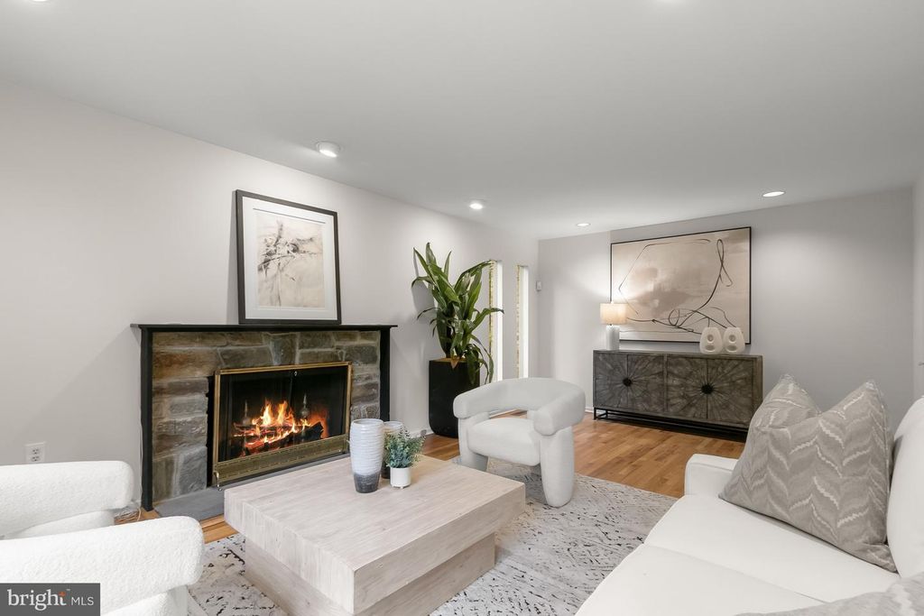 Image 17 of property listing at 11404 GRUNDY CT, Potomac, MD 20854