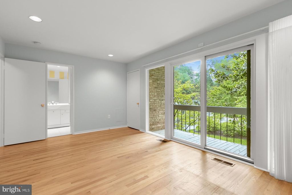 Image 29 of property listing at 11404 GRUNDY CT, Potomac, MD 20854