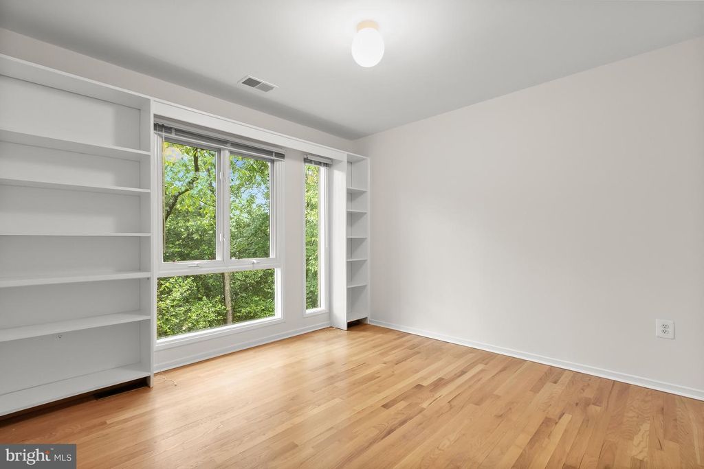 Image 31 of property listing at 11404 GRUNDY CT, Potomac, MD 20854
