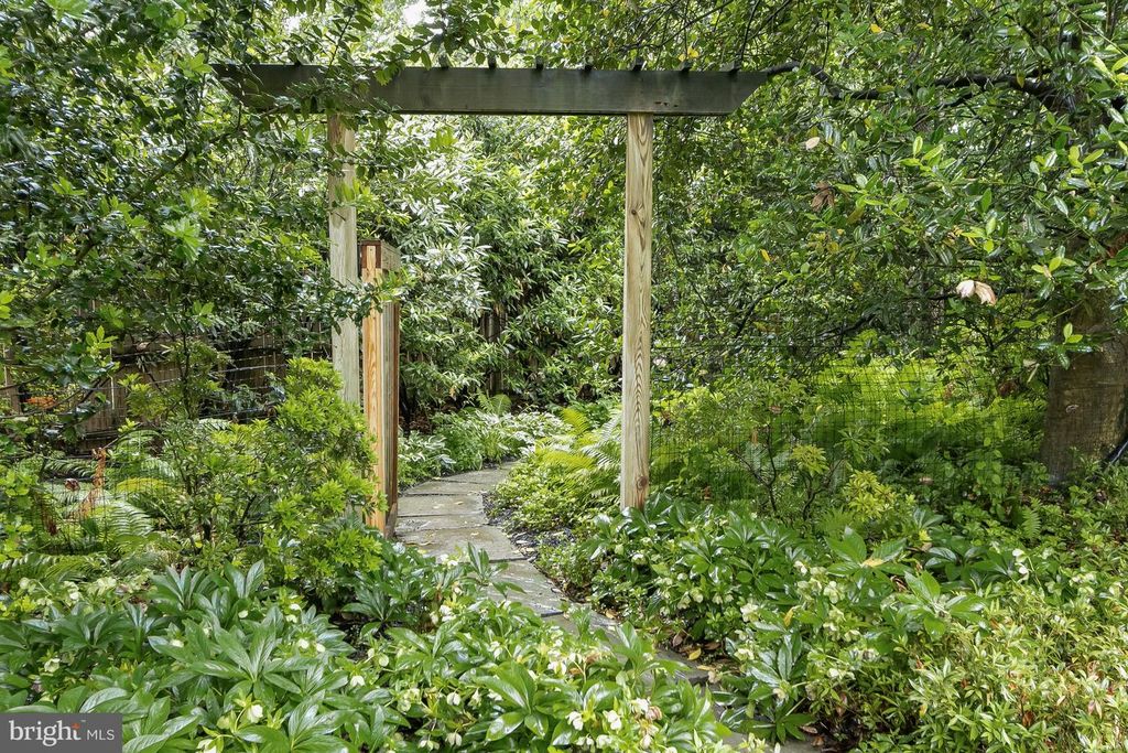 Image 42 of property listing at 11404 GRUNDY CT, Potomac, MD 20854