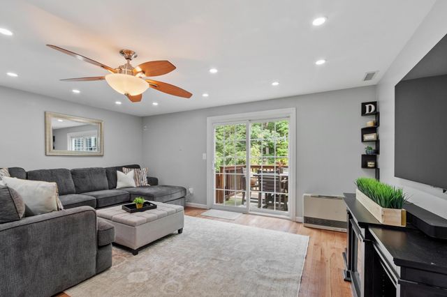 10 Aspen Lane, Merrimack, NH 03045