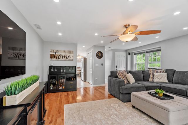 10 Aspen Lane, Merrimack, NH 03045