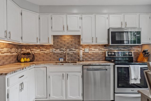 10 Aspen Lane, Merrimack, NH 03045
