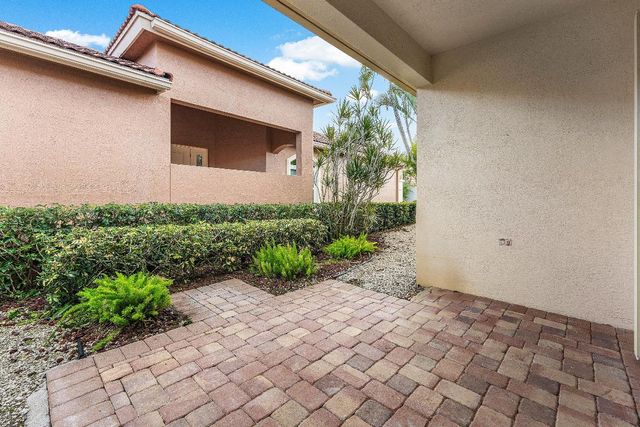 208 Via Condado Way, Palm Beach Gardens, FL 33418
