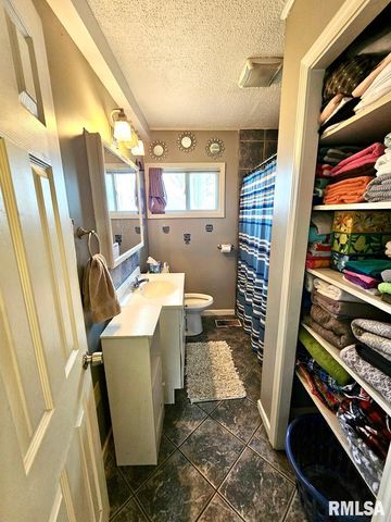 1615 ELMWOOD Street, Jacksonville, IL 62650